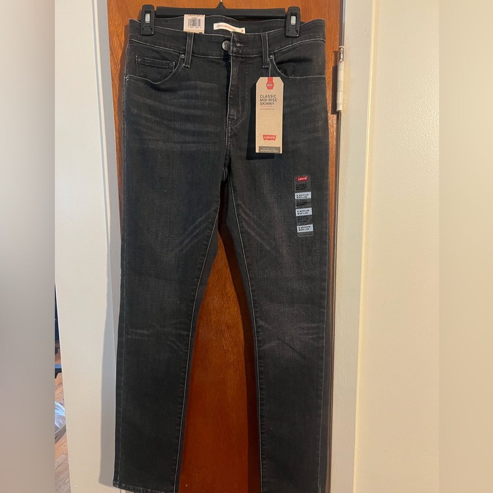 Levi's Sculpt Classic Mid Rise Skinny Jeans in Black. Size 8 medium. W29x L30.